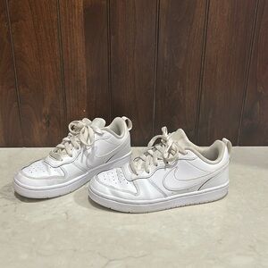 NIKE Youth White Sneakers size 5, fit women’s 6.5/7